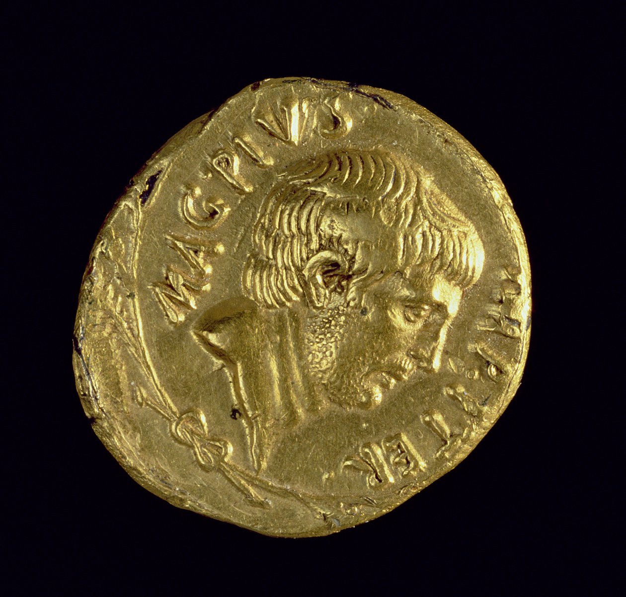 Aureus (awers) z odkrytą głową Sekstusa Pompejusza (78-35 pne) Napis: MAG PIVS IMP ITER (złoto) (na rewers patrz 119143) autorstwa Roman