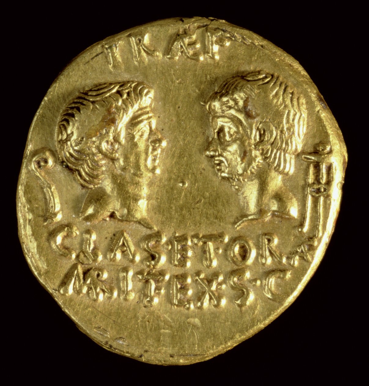 Aureus (rewers) wybity przez Sextusa Pompeiusa (75-35 p.n.e.) z głowami GN Pompeiusa Magnusa i Gn Pompeiusa Juniora (złoto) Napis: PRAEF CLAS ET ORAE MARIT EX S C (dla awersu patrz 119142) autorstwa Roman
