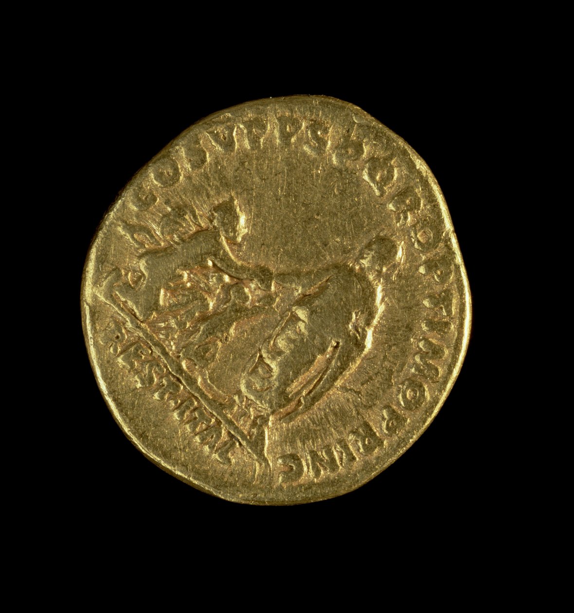 Aureus (rewers) wybity przez Trajana przedstawiający cesarza stojącego po lewej stronie wyciągającego prawą rękę do klęczącej Italii w prawo (złoty) Napis: COS V P P S P Q R OPTIMO PRINC REST ITAL (awers patrz 11 autorstwa Roman