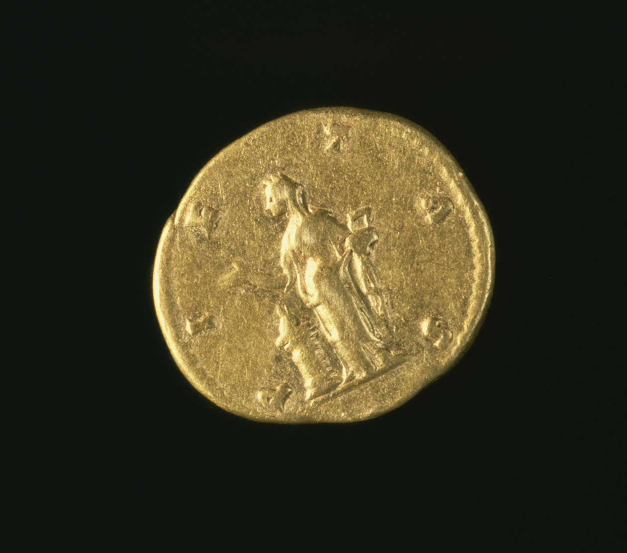 Aureus (rewers) Lucilli, córki Marka Aureliusza (AD 161-AD 180) przedstawiający Pietasa stojącego w lewo i składającego ofiarę nad ołtarzem. Napis: PIETAS (złoto) (dla awersu patrz 119146) autorstwa Roman
