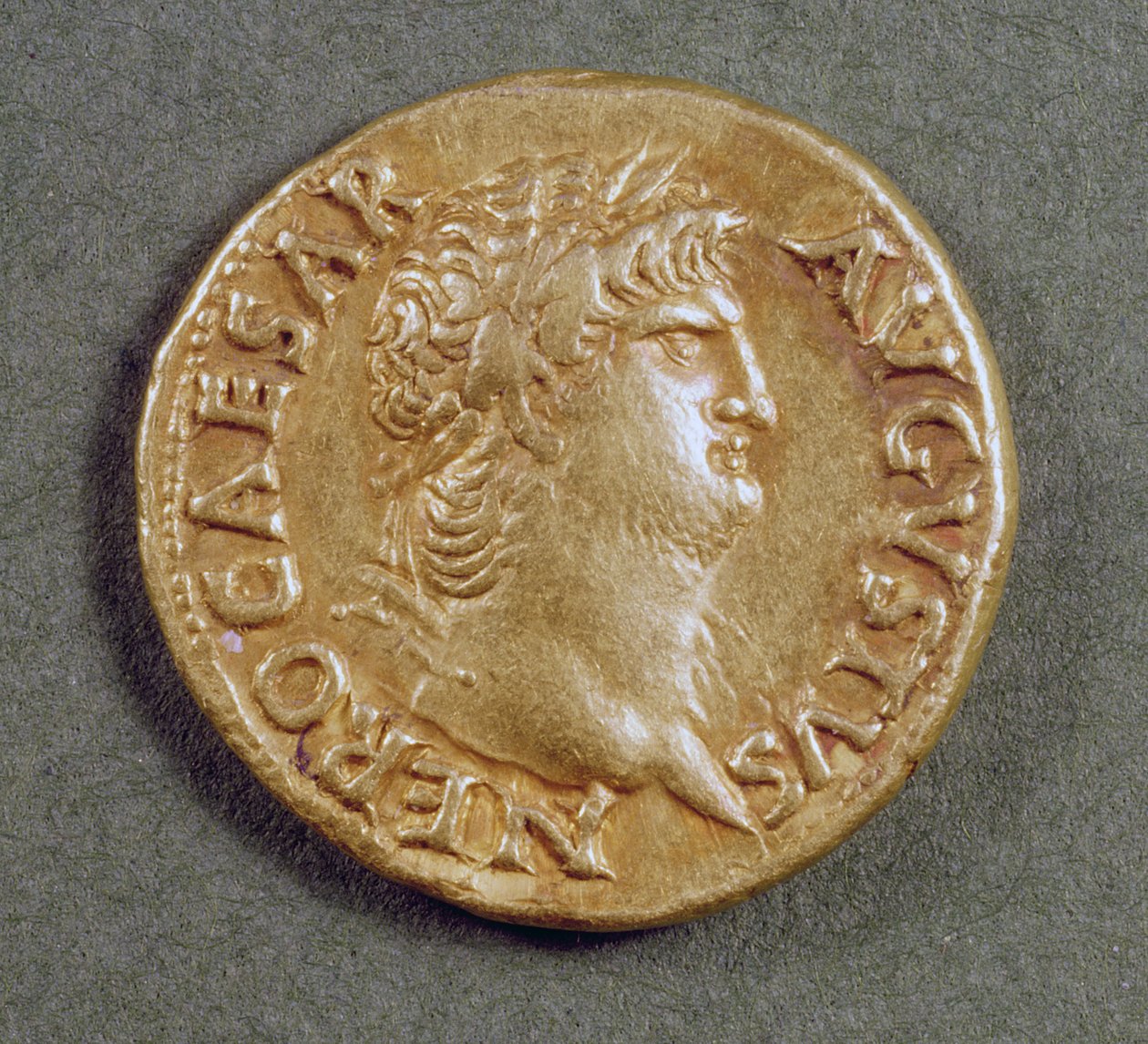 Aureus (awers) Nerona (AD 54-AD 68) w wieńcu laurowym. Napis: NERO ...