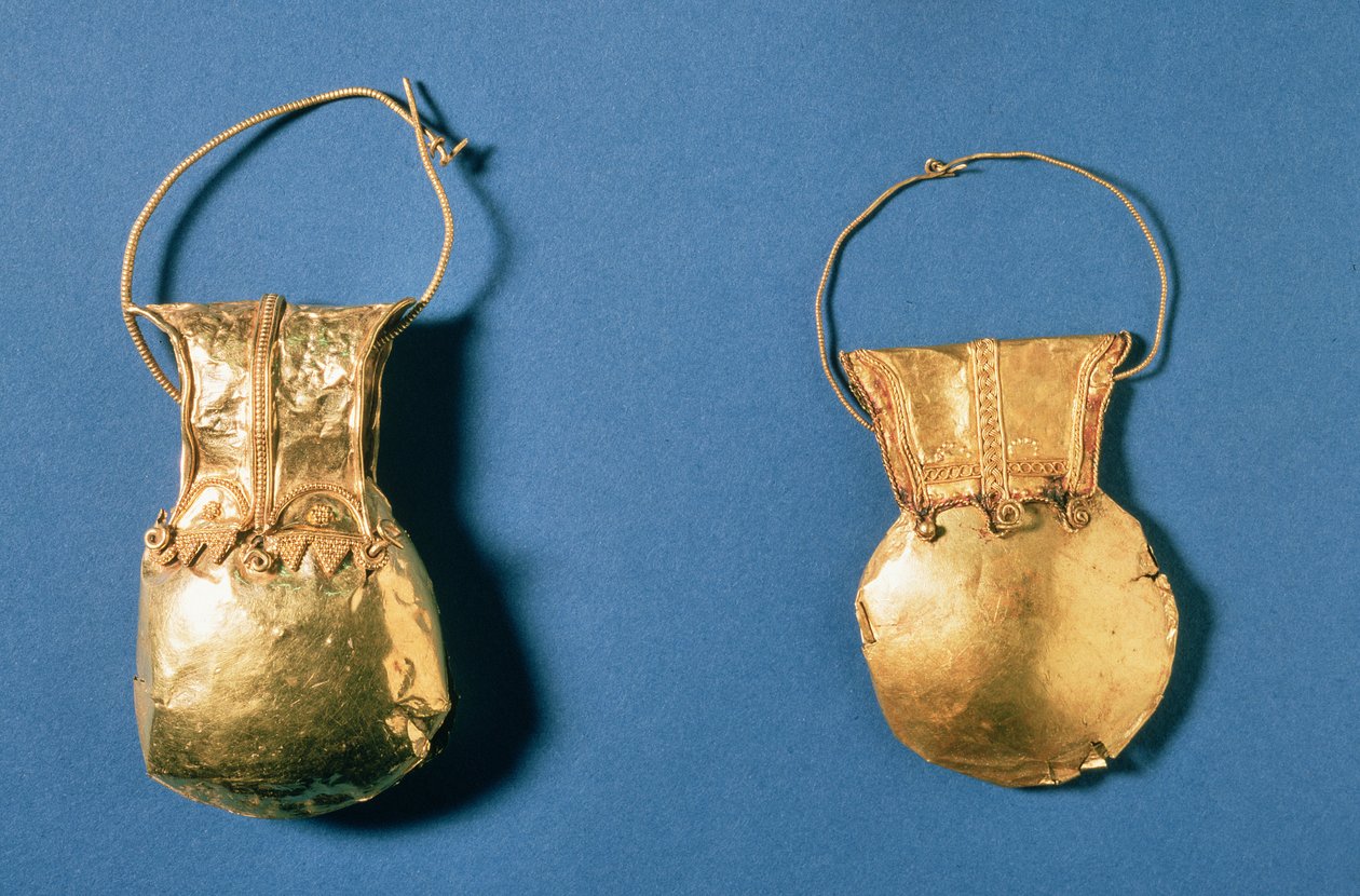 Bulla, amulet noszony przez swobodnie urodzone dzieci rzymskie do czasu osiągnięcia dojrzałości, Herculaneum, Rzym, I wiek (złoto) autorstwa Roman