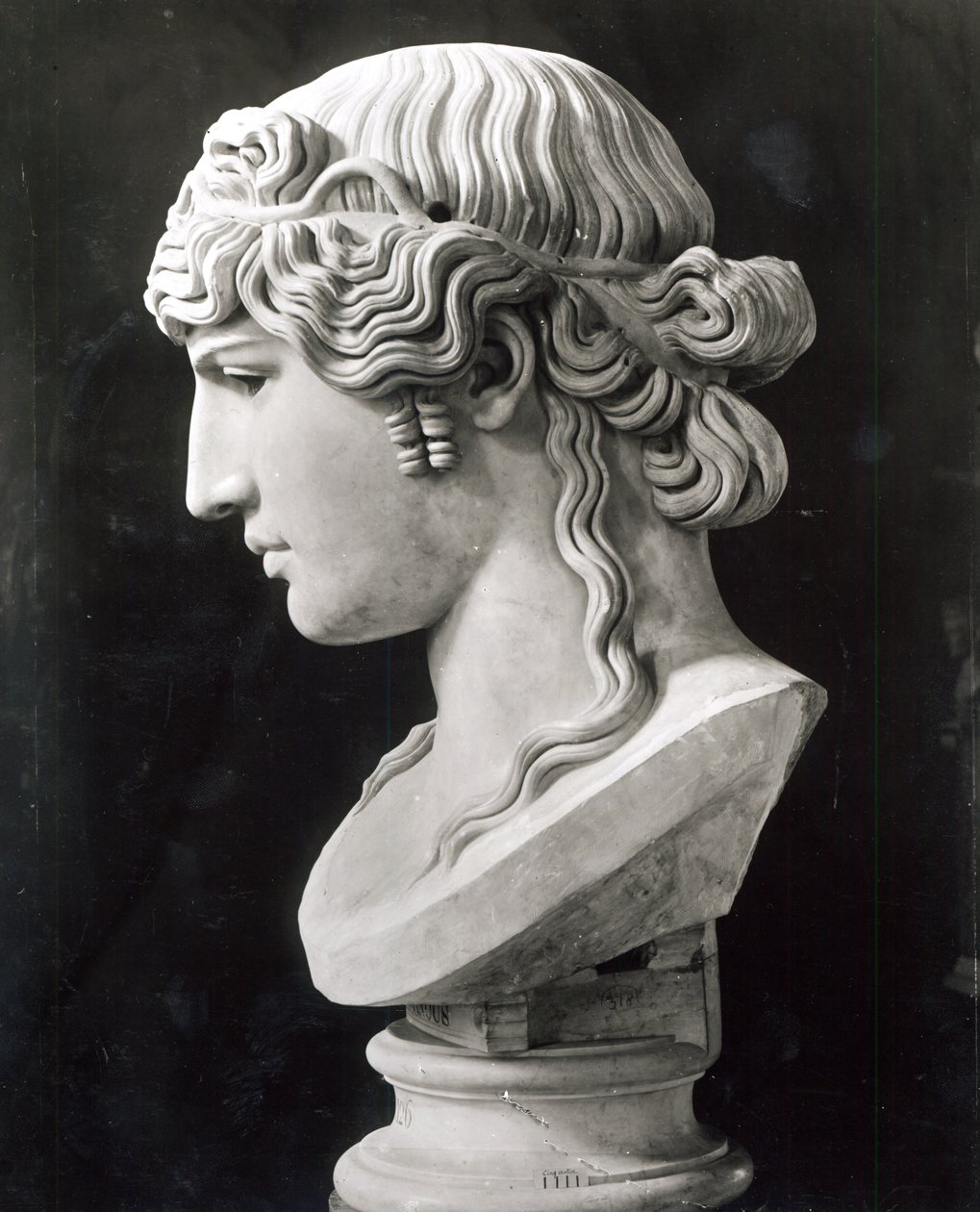 Popiersie Antinousa (ok. 110-30) zwanego "Antinousem Mondragone", ok. 130-138 n.e. (marmur) autorstwa Roman