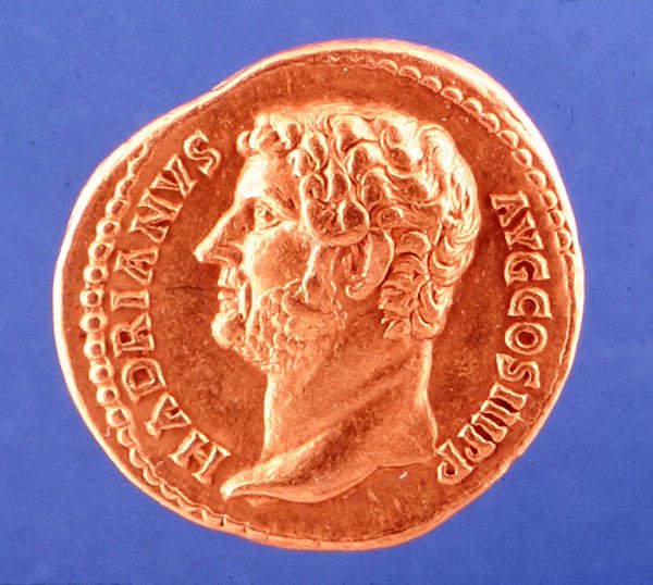 Moneta przedstawiająca cesarza Hadriana (złoto) autorstwa Roman