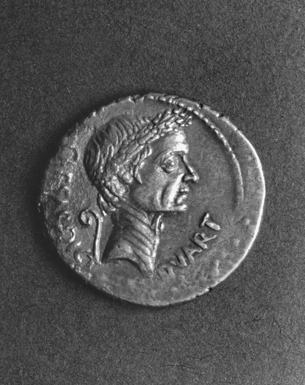 Moneta z portretem Juliusza Cezara (101-44 pne) (metal) autorstwa Roman