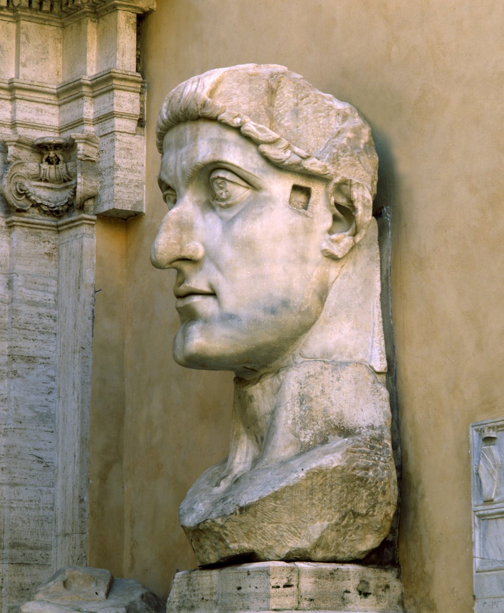 Kolosalna głowa Konstantyna Wielkiego (marmur) autorstwa Roman
