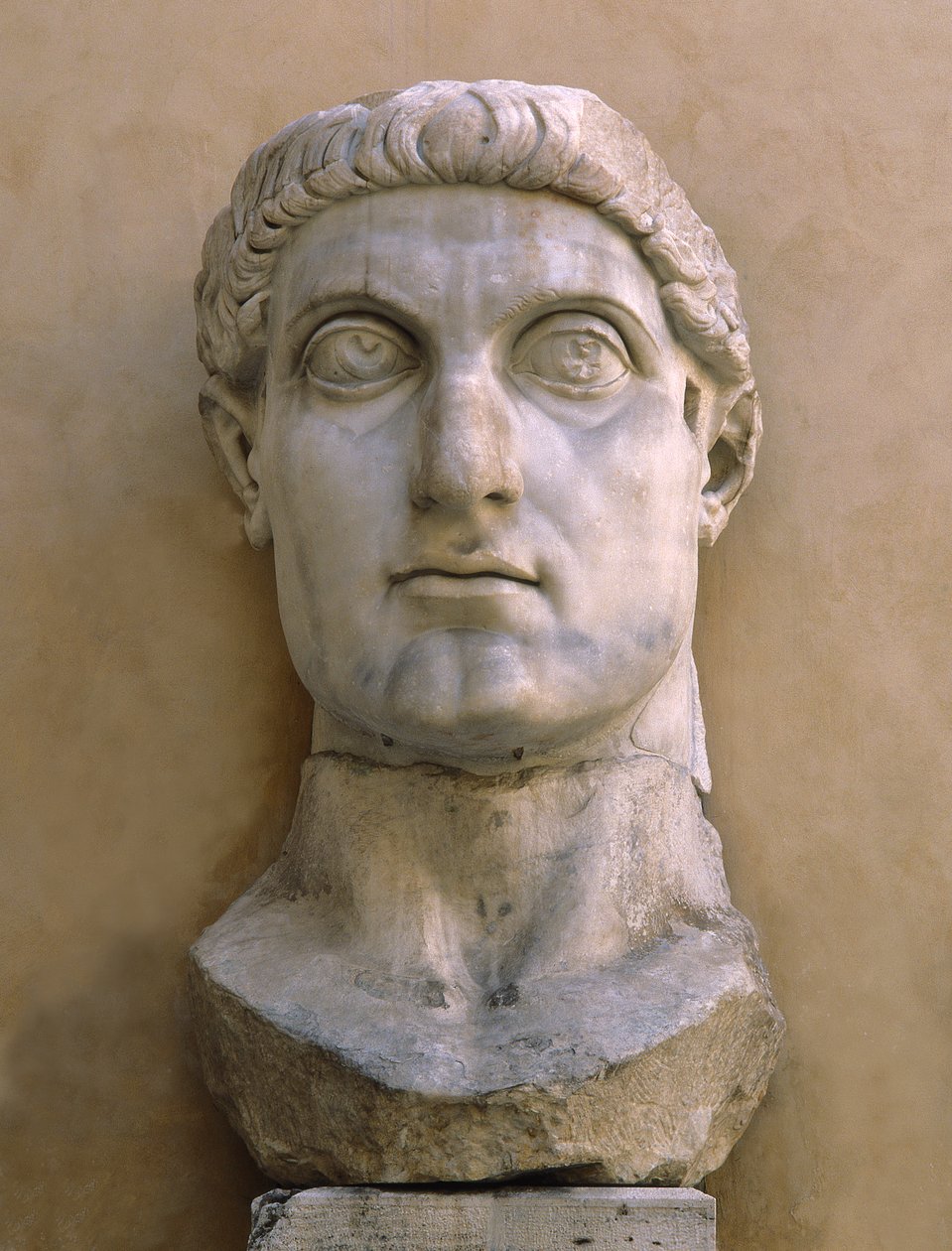 Kolosalna głowa Konstantyna Wielkiego (marmur) autorstwa Roman