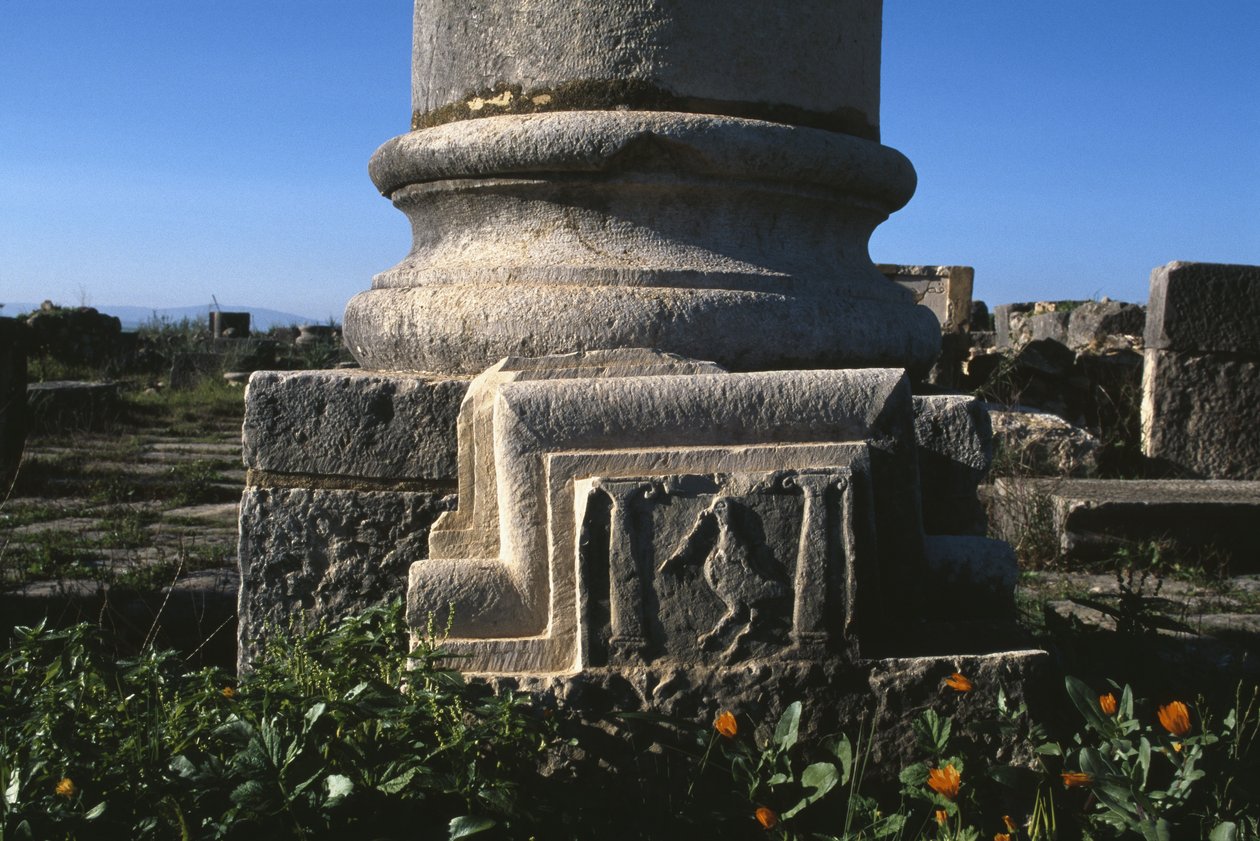Podstawa kolumny i element architektoniczny z bocianem autorstwa Roman