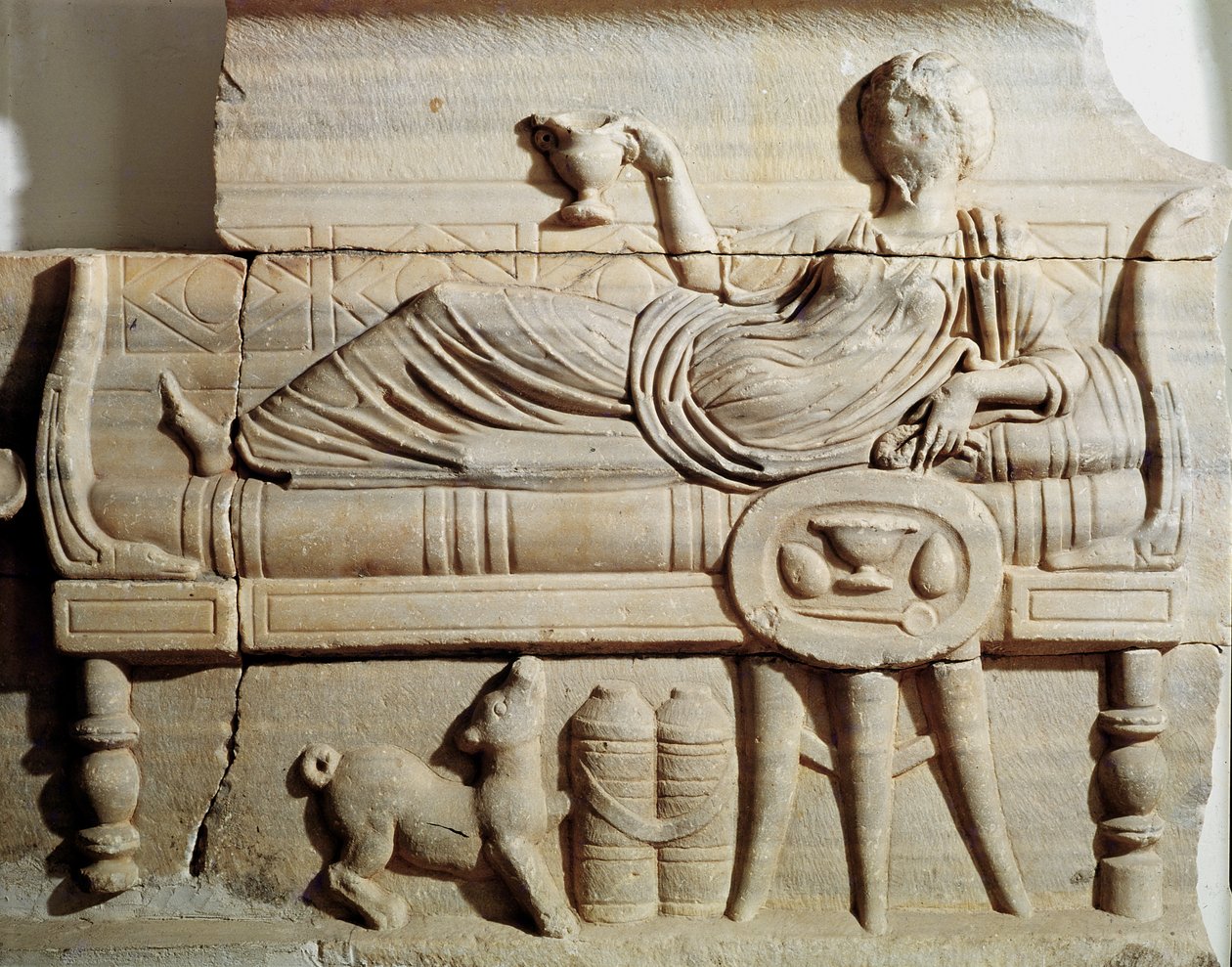 Fragment sarkofagu z wizerunkiem kobiety leżącej na ławce autorstwa Roman