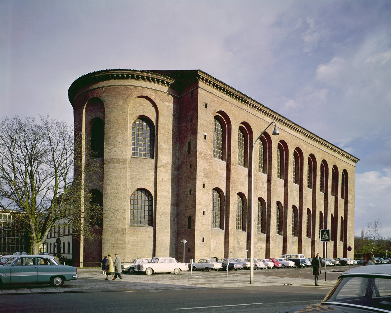 Zewnętrzny widok Aula Palatina, zbudowana ok. 310 r. autorstwa Roman
