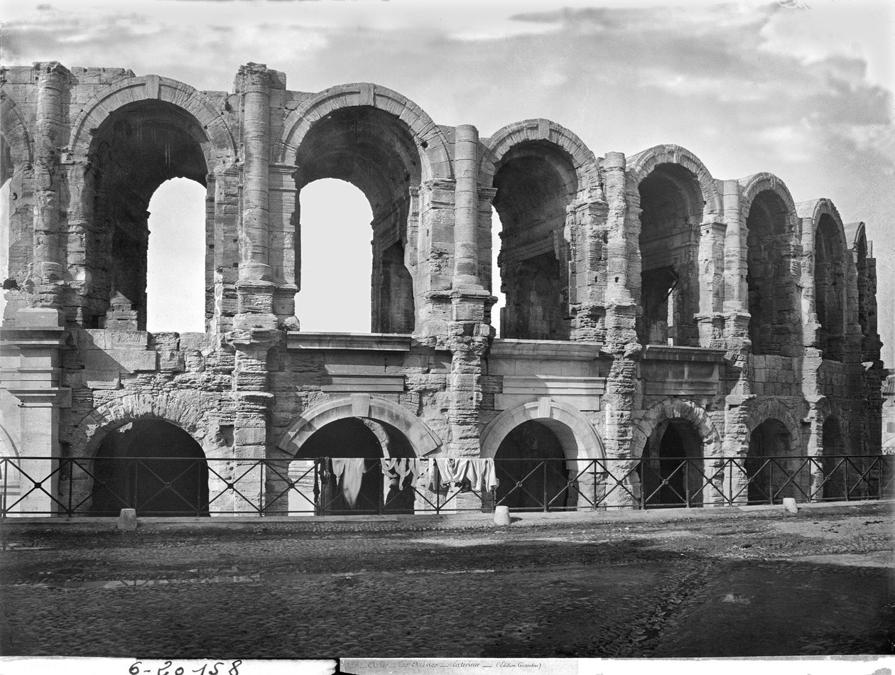 Zewnętrzny widok amfiteatru autorstwa Roman