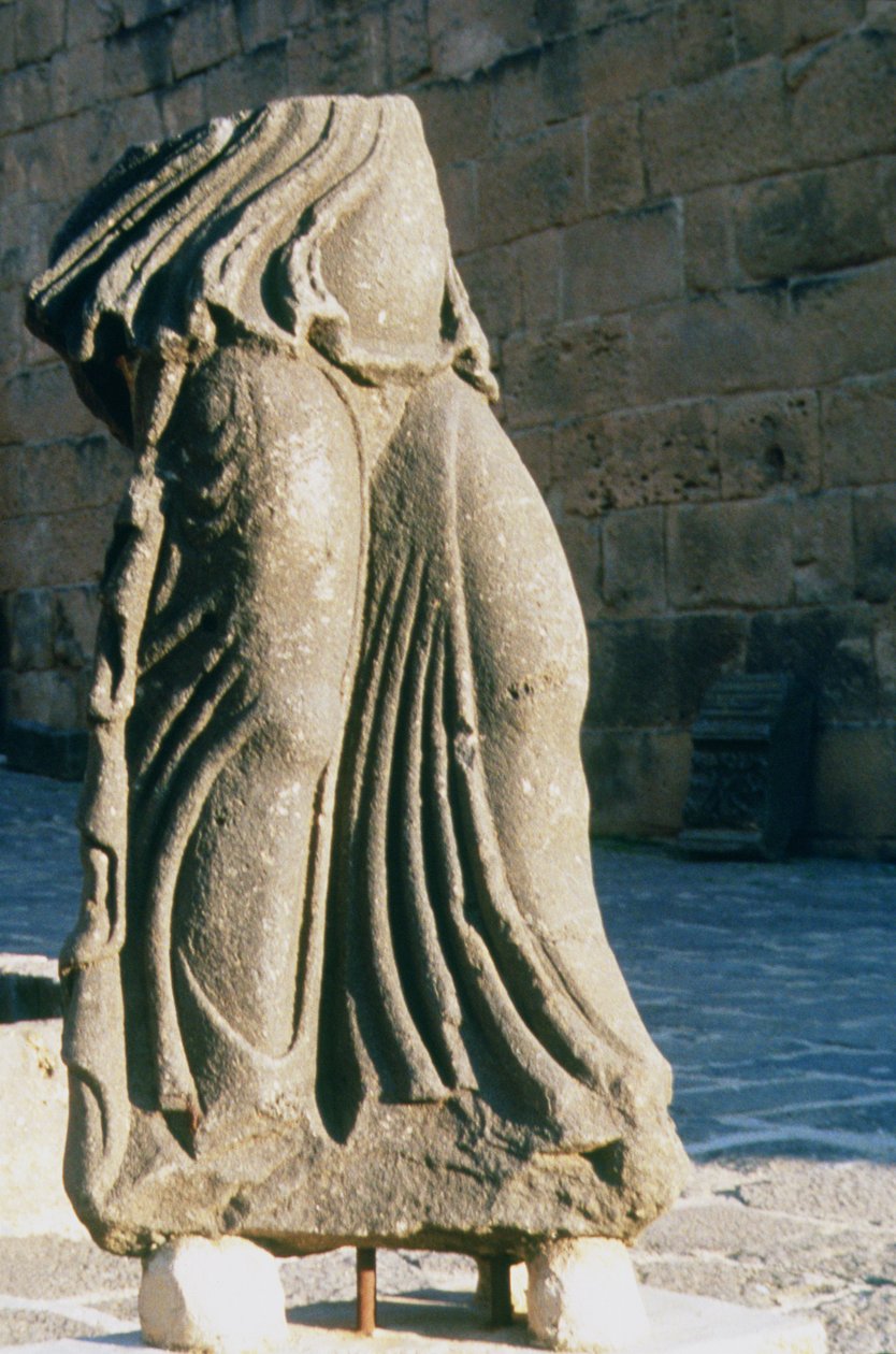 Fragment rzeźby stojącej kobiety (bazalt) autorstwa Roman
