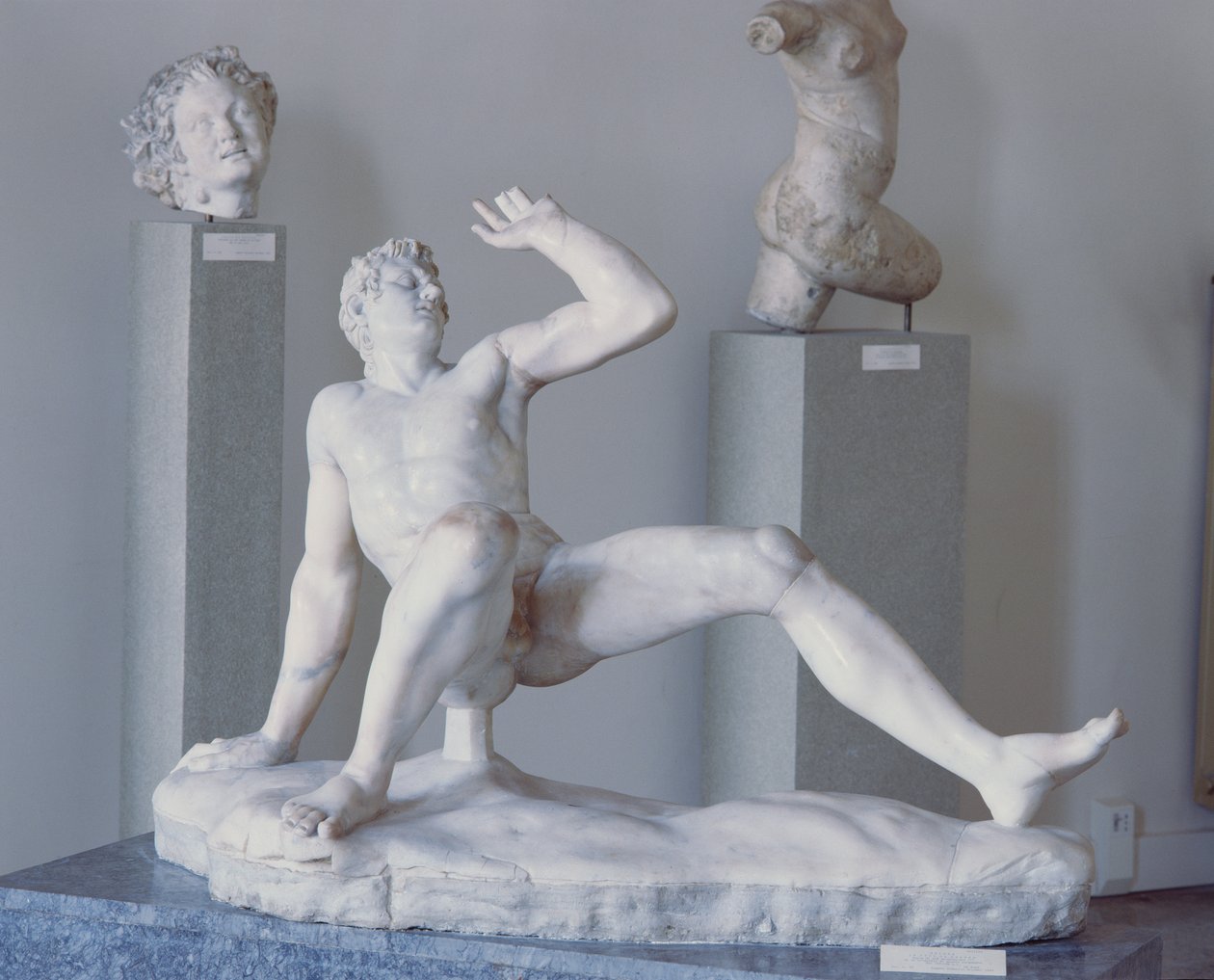 Falling Cock (marmur) autorstwa Roman