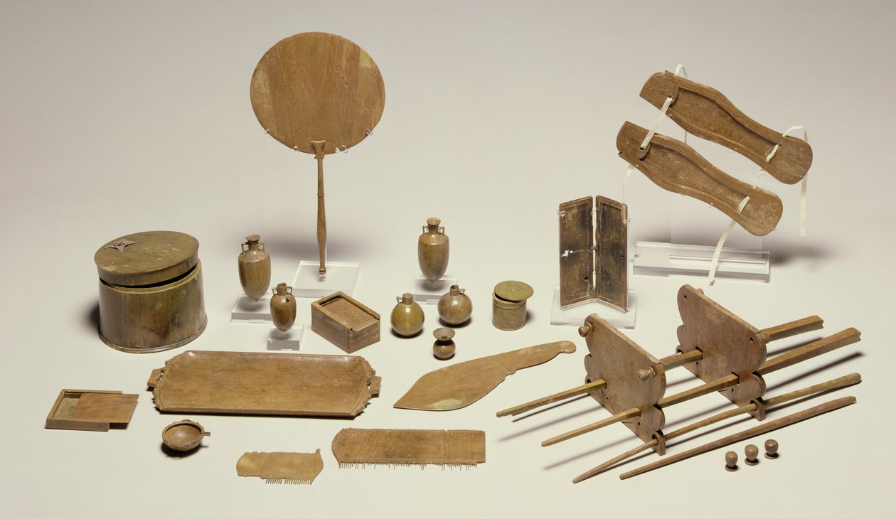 Grupa toalet i przyborów do pisania autorstwa Roman