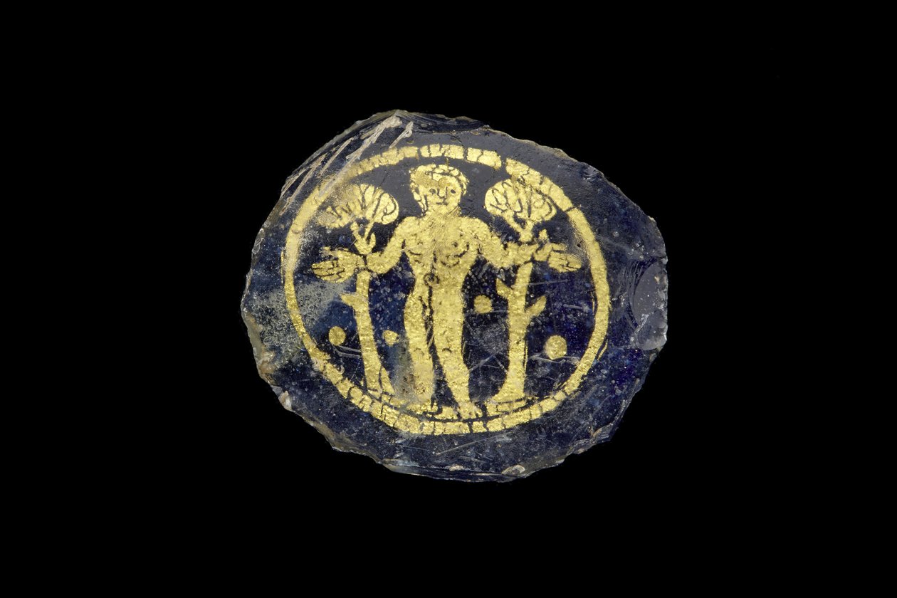 Medalion z bezbrodą, krótkowłosą nagą postacią między dwoma drzewami, III-IV w. n.e. (złoto i szkło) autorstwa Roman