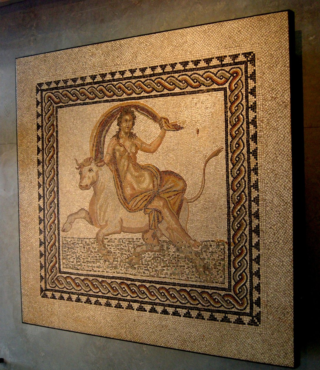 Mozaika gwałtu na Io przez Zeusa jako byka (mozaika) autorstwa Roman