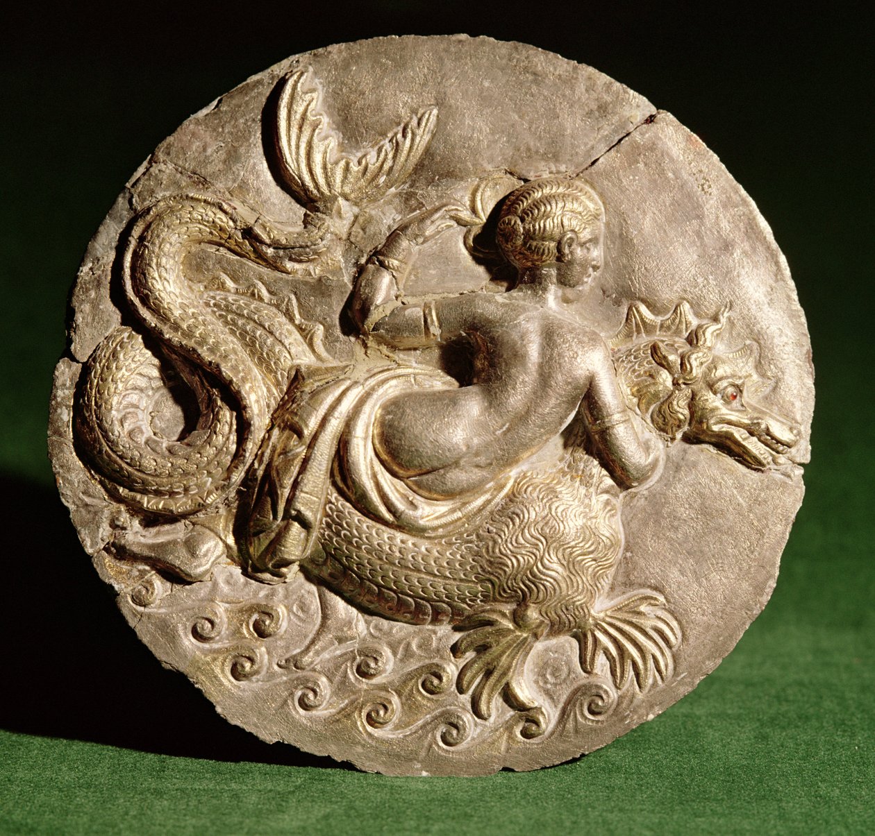 Nereida na Ketosie, z wieka pyxis znalezionego w Canosa di Puglia, ok. 130 p.n.e. (srebro) autorstwa Roman