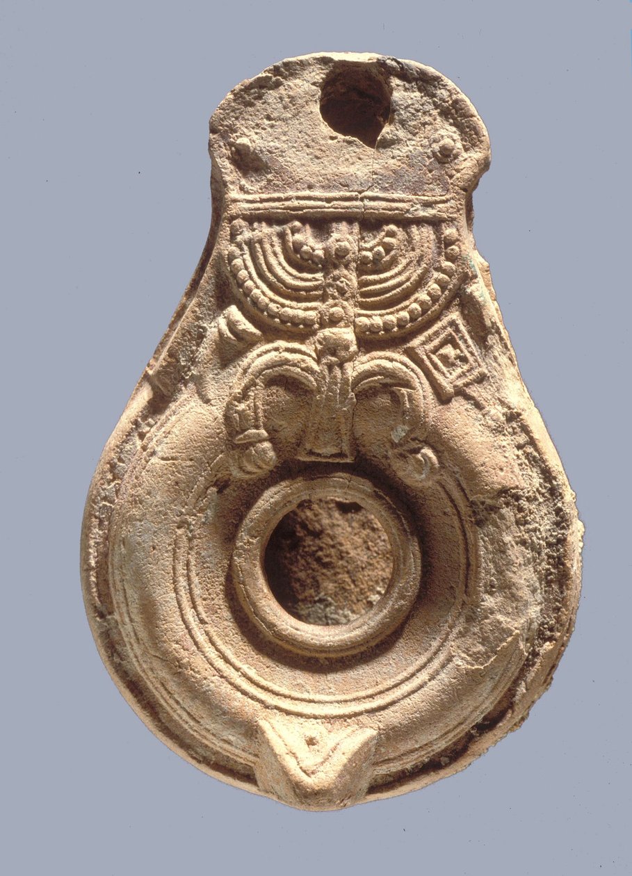Lampa naftowa ozdobiona żydowskimi symbolami autorstwa Roman