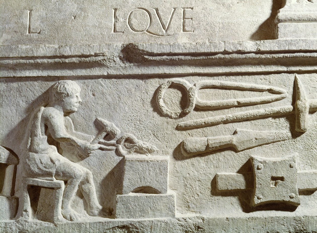 Relief przedstawiający kuźnię i narzędzia autorstwa Roman