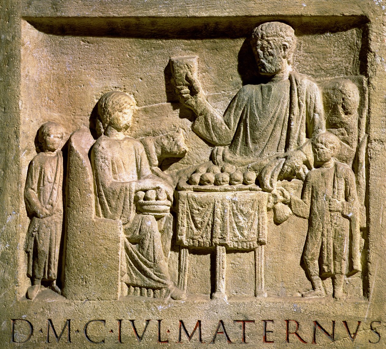 Relief przedstawiający rodzinny posiłek autorstwa Roman