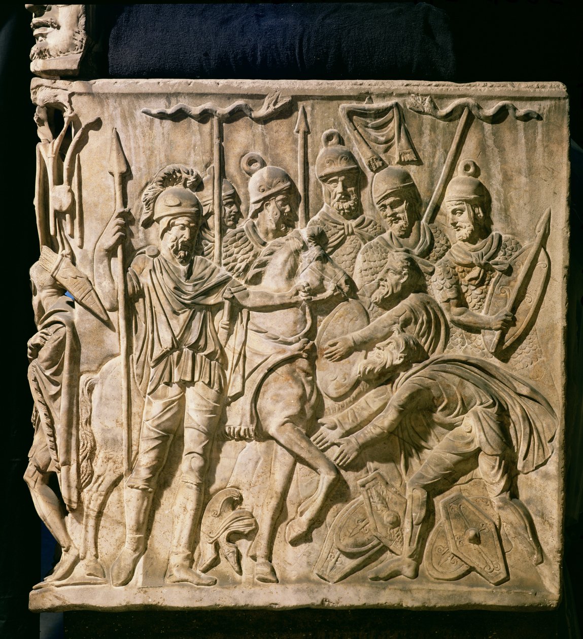 Płaskorzeźba z sarkofagu przedstawiająca poddanie barbarzyńcy rzymskiemu oddziałowi autorstwa Roman