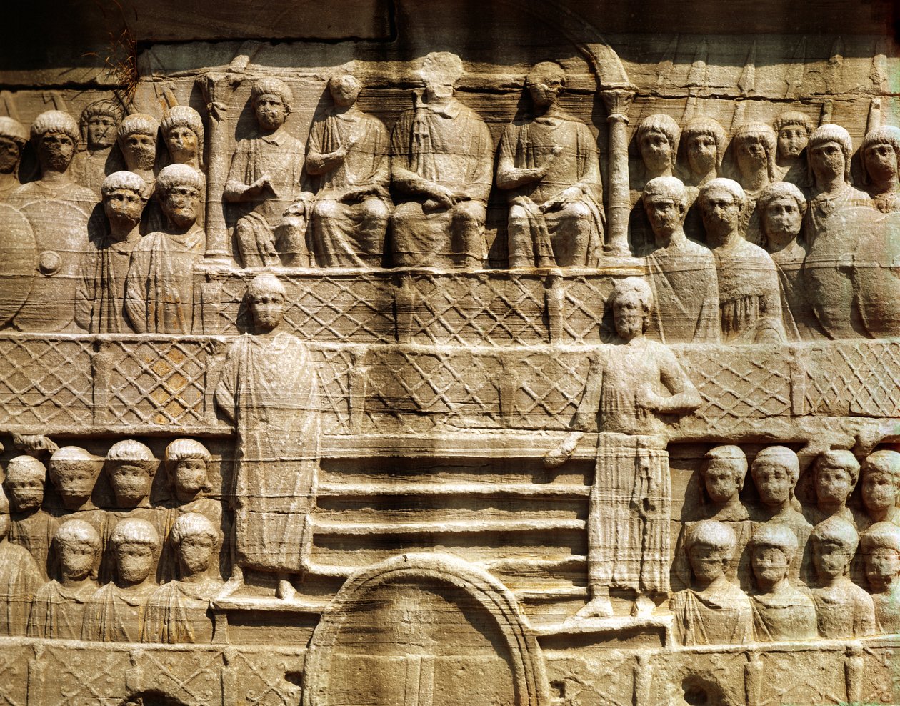 Relief na cokole Obelisku Teodozjusza I (347-395) zwanego też Obeliskiem Totmesa III, z Karnaku (marmur) autorstwa Roman