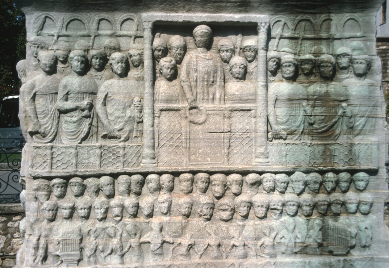 Relief na cokole Obelisku Teodozjusza I (347-395) zwanego też Obeliskiem Totmesa III, z Karnaku (marmur) autorstwa Roman