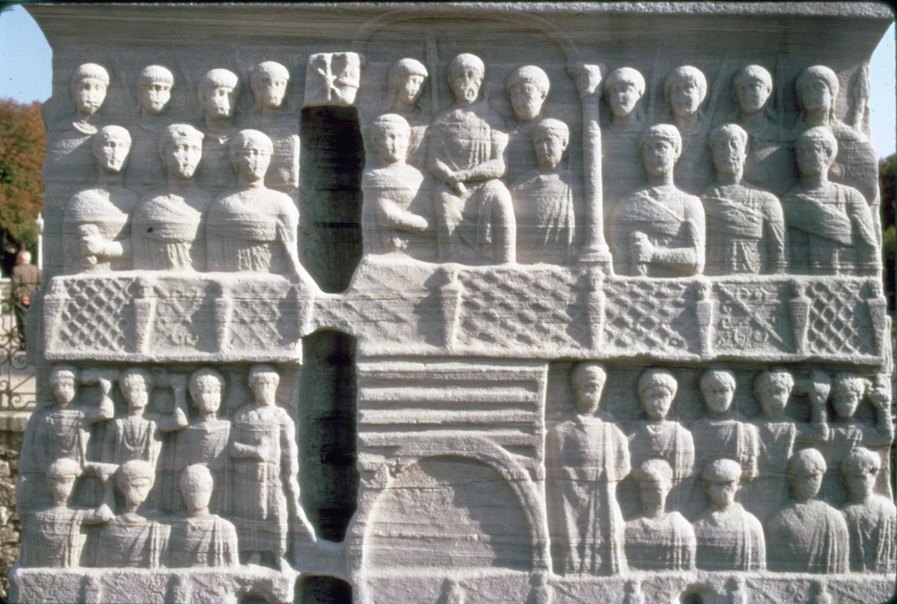 Płaskorzeźba na cokole Obelisku Teodozjusza I (347-395) zwanego też Obeliskiem Totmesa III, z Karnaku (marmur) autorstwa Roman