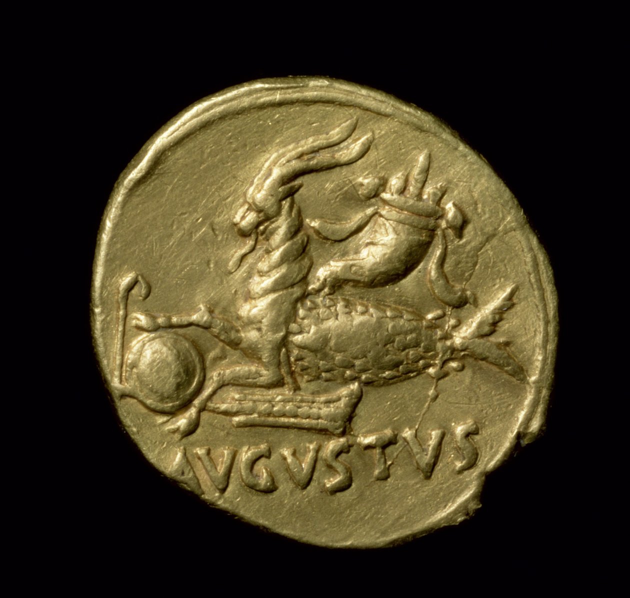 Rewers monety aureus, przedstawiający kozę z rybim ogonem i imieniem August, ok. 1930 r. 18-16 pne (złoty) autorstwa Roman