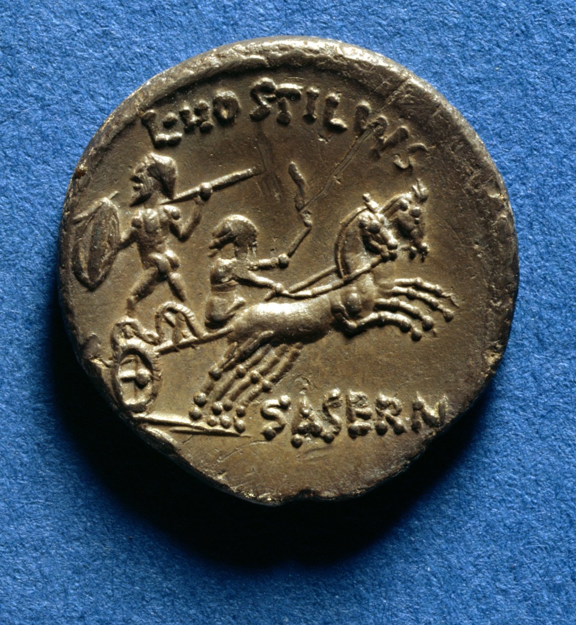 Denar rzymski ozdobiony woźnicą i szlachetnym wojownikiem jadącym na celtyckim rydwanie wojennym, ok.48 rpne (złoto) autorstwa Roman