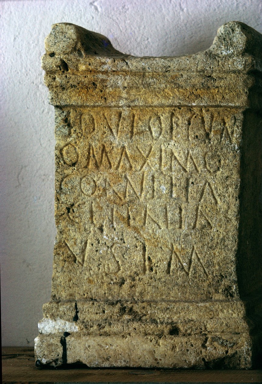 Ołtarz rodzinny rzymski (rzeźbiony kamień) autorstwa Roman
