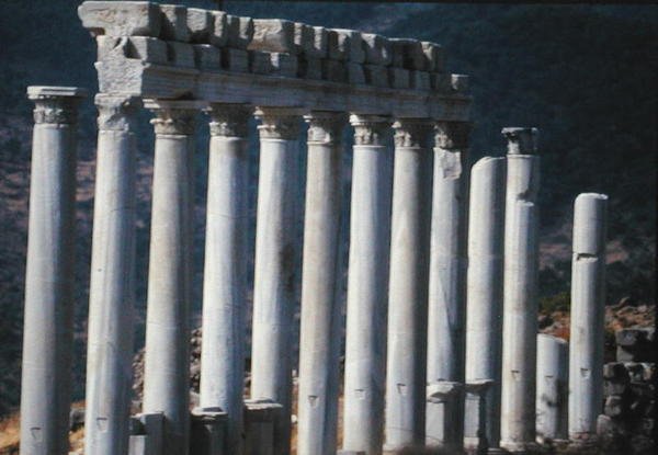 Ruiny świątyni Trajana autorstwa Roman
