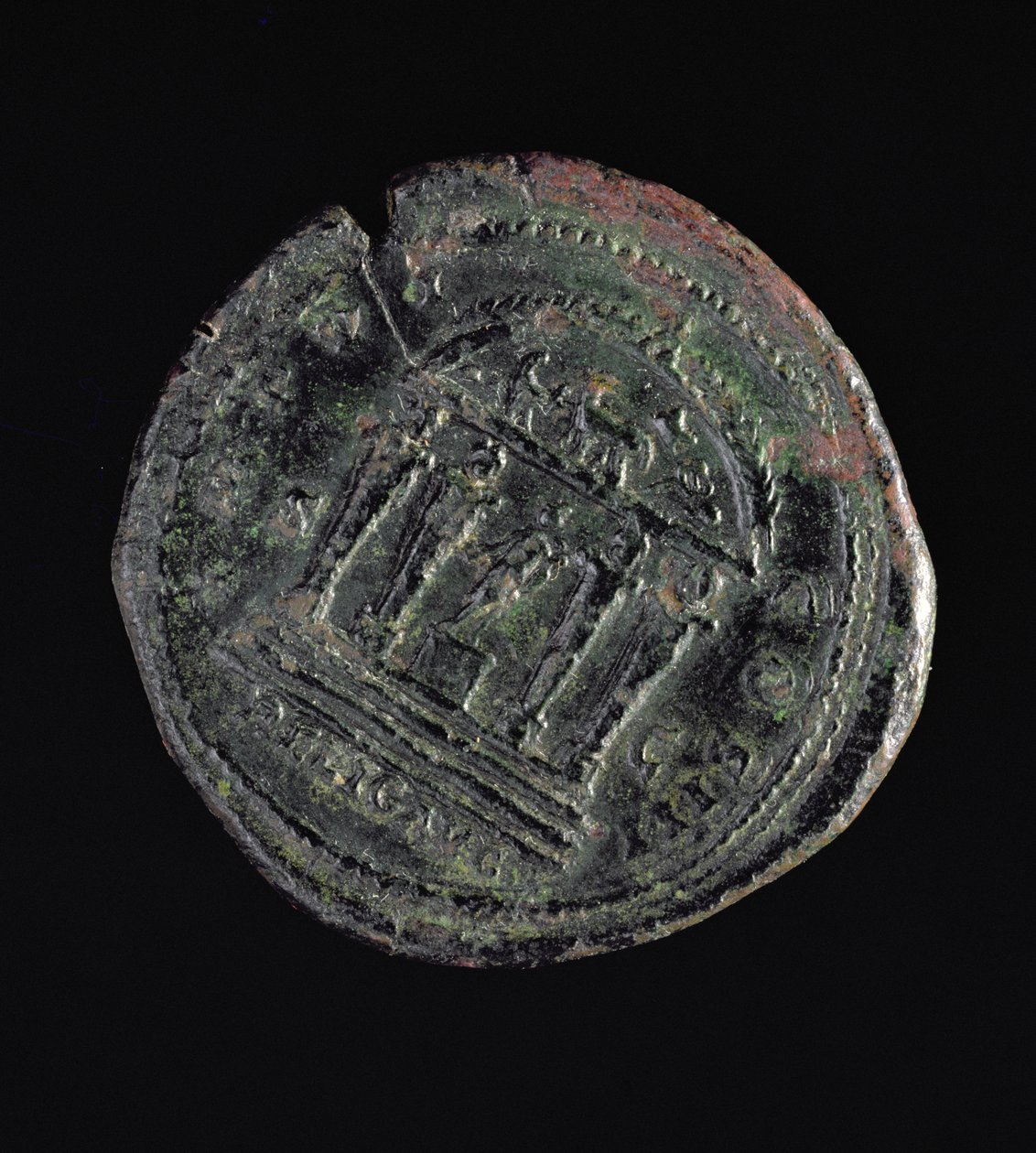 Sestercjusz (rewers) wybity przez Marka Aureliusza (AD 161-AD 180) przedstawiający świątynię z czterema kolumnami z głowami na szczycie (brąz) Inskrypcja: IMP VI COS III S C RELIG AVG (awers patrz 119154) autorstwa Roman