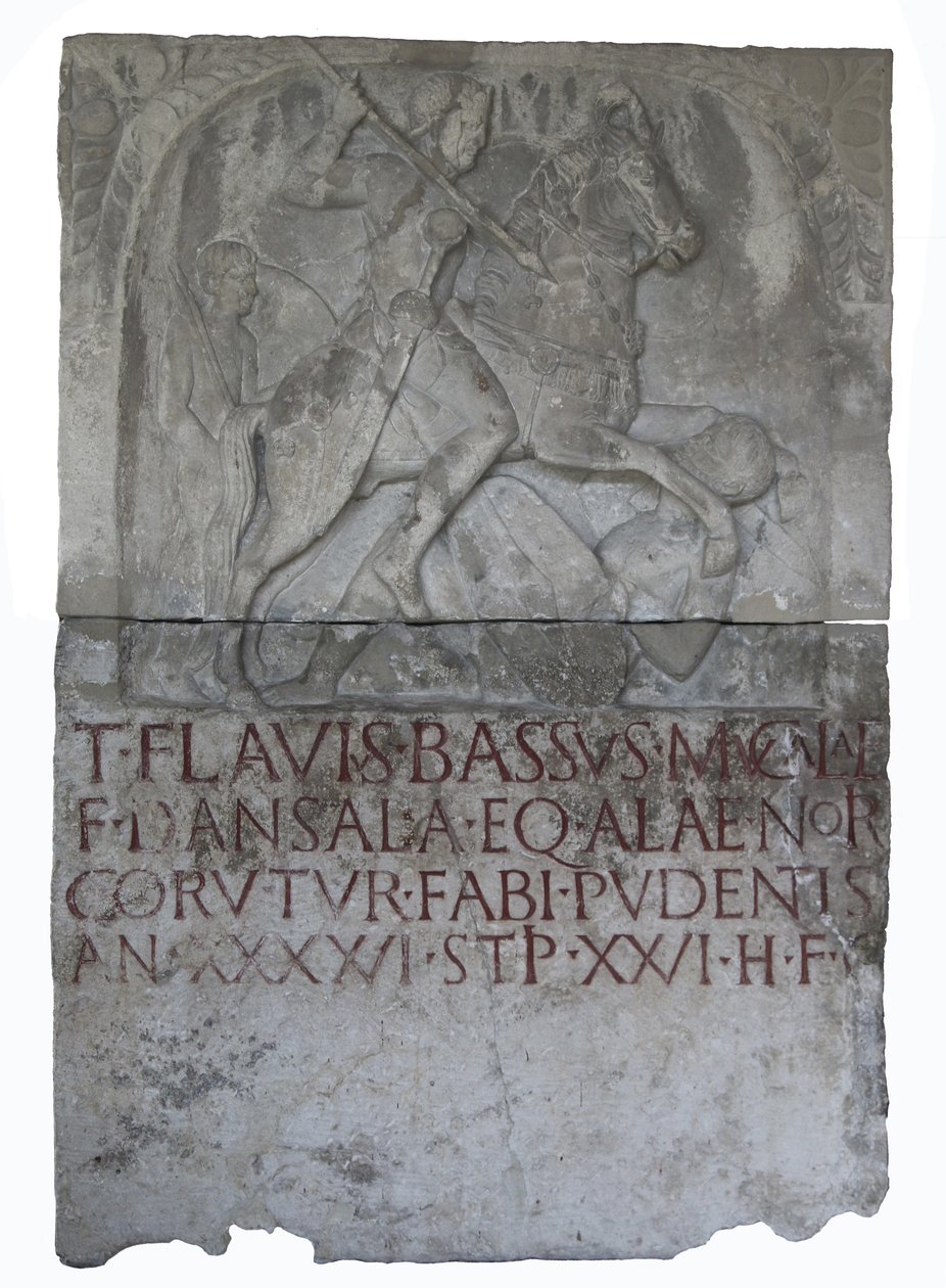 Nagrobek z epoki Flawiuszów eques alaris (skrzydlaty kawalerzysta) Tytus Flavius ​​Bassus, syn Mucali. Dansala autorstwa Roman