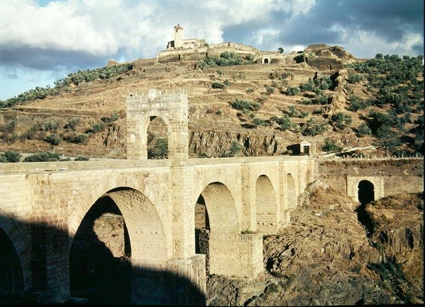 Widok na most Alcantara, zbudowany ok. 105 r. n.e. autorstwa Roman