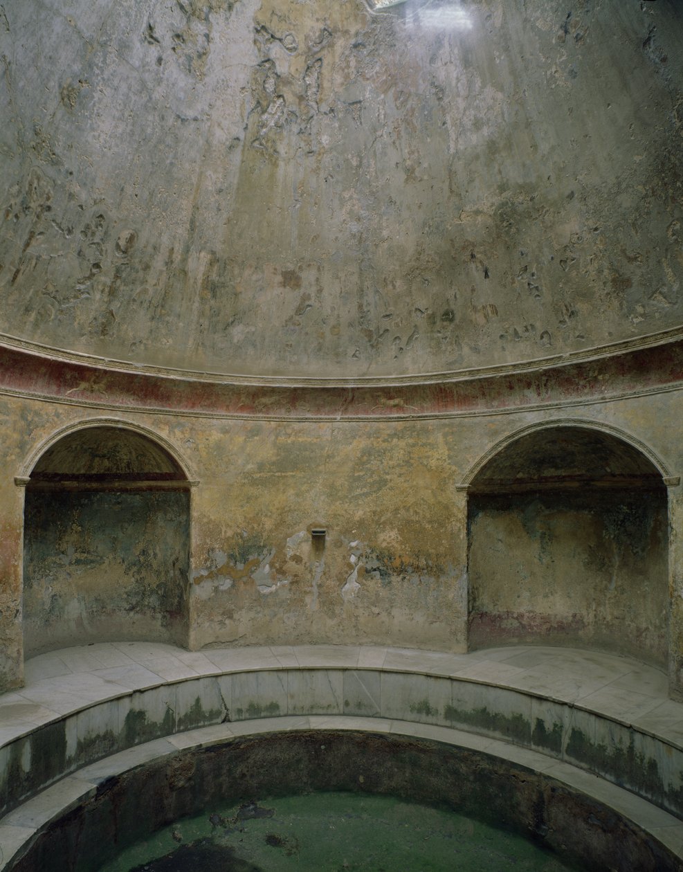 Widok wnętrza frigidarium w Termach Forum autorstwa Roman