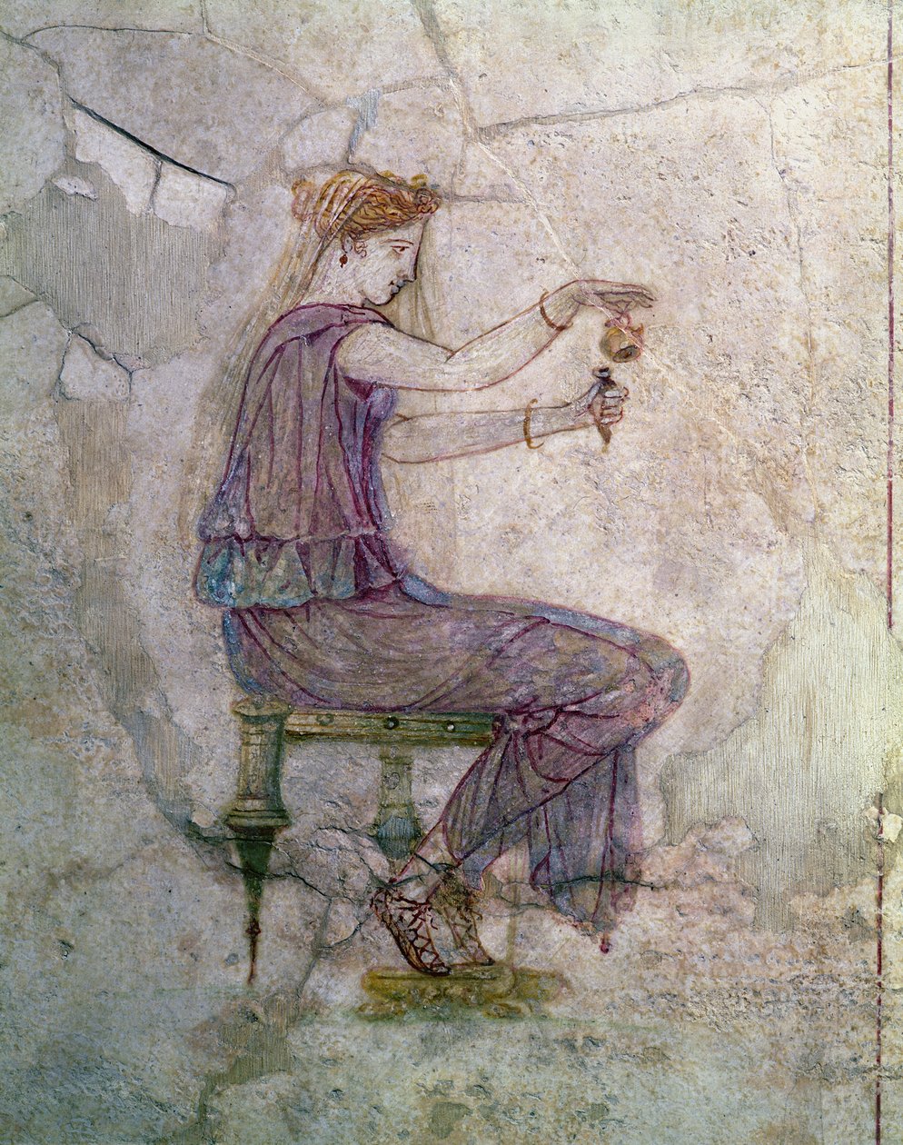 Kobieta nalewa perfumy do fiolki autorstwa Roman