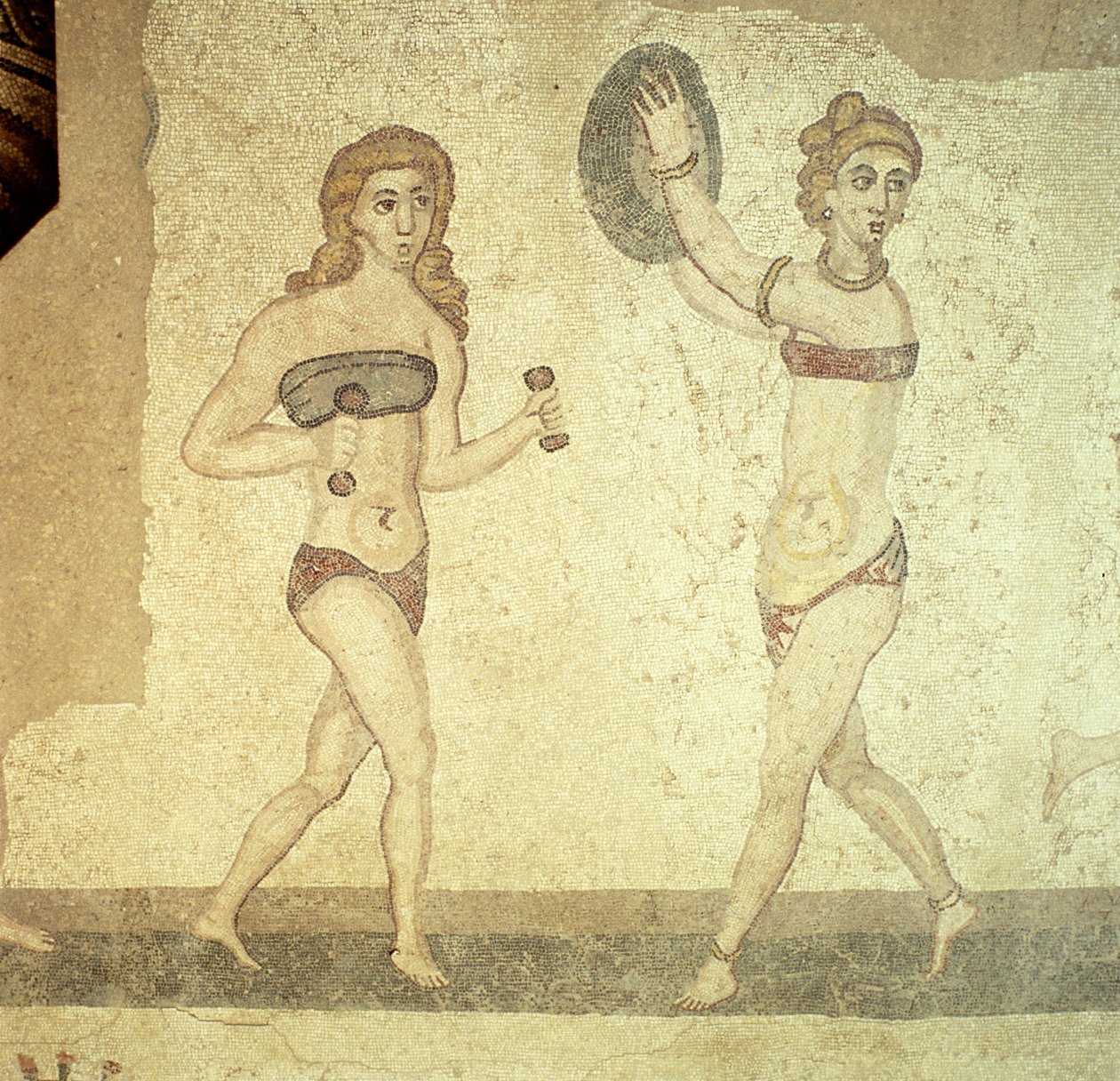 Kobiety w bikini, z pokoju dziesięciu tańczących dziewcząt (mozaika) autorstwa Roman