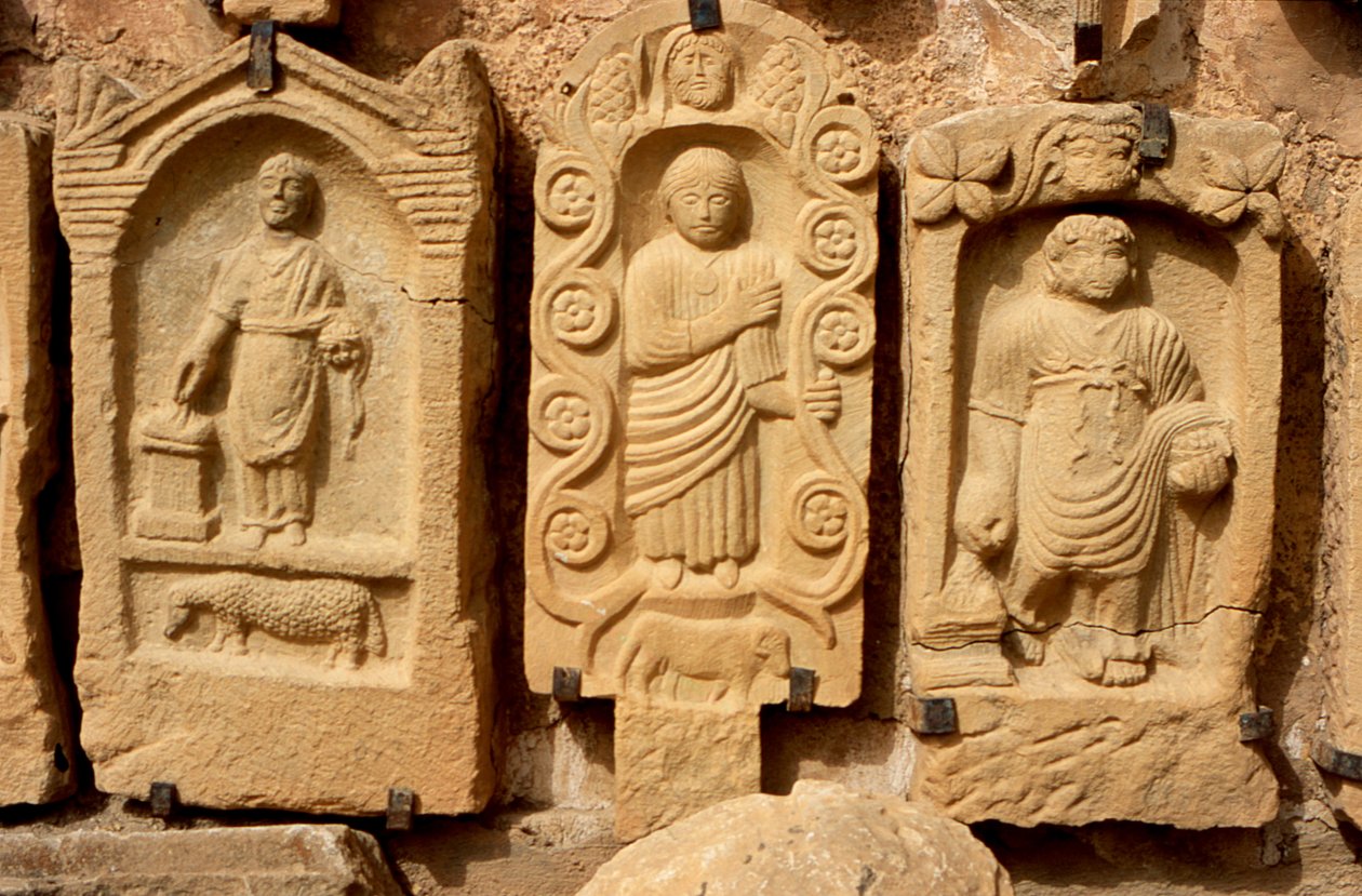 Stelae z postaciami ludzkimi autorstwa Roman Imperial Period