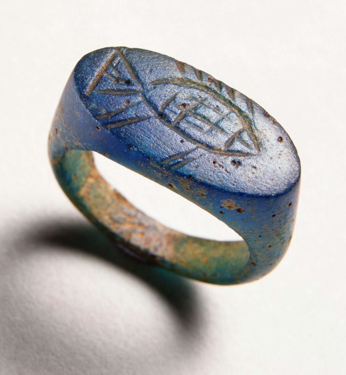 Pierścionek na palec z wygrawerowaną rybą (niebieskie szkło) autorstwa Roman Period Egyptian