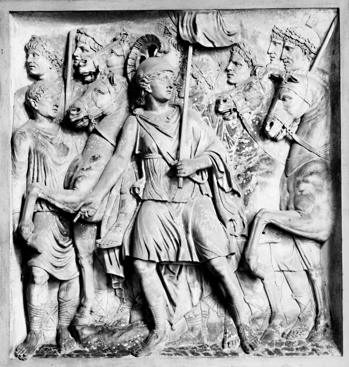 Fragment płaskorzeźby przedstawiającej Boginię Rzym z Wojownikami autorstwa Roman Roman