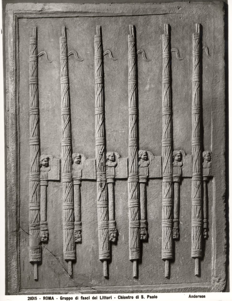 Relief przedstawiający grupę liktorów fasces autorstwa Roman Roman