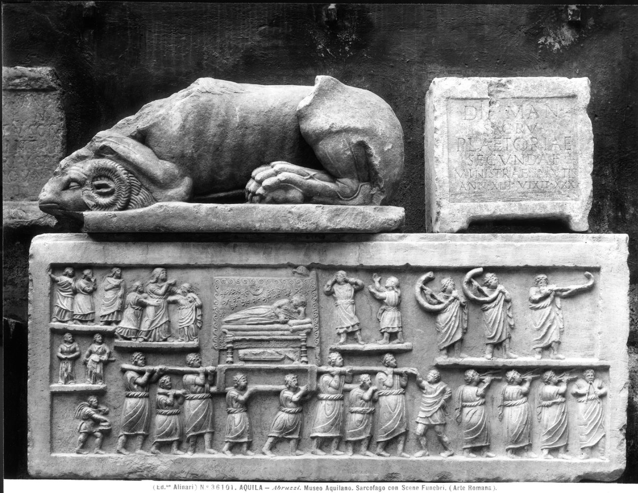 Sarkofag przedstawiający kondukt pogrzebowy autorstwa Roman Roman