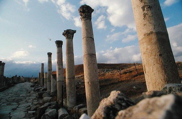 Widok na Ulicę Kolumn, pierwotnie zbudowaną ok. 39-76 p.n.e. autorstwa Roman Roman