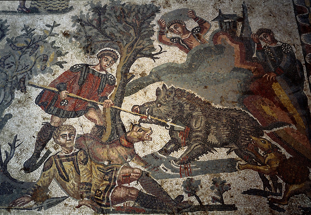Myśliwy atakuje rany przez dzika, jeden z jego towarzyszy odpycha zwierzę włócznią, fragment „Mała gromadka myśliwska”, 315-350 autorstwa Roman