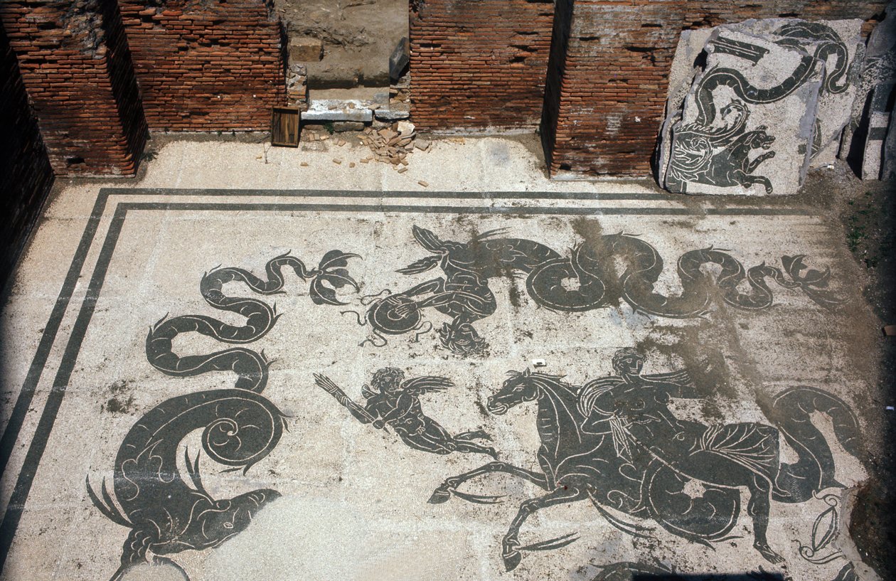 Starożytna Ostia (Ostia). Place des Corporations. Mozaika Sabratha Seafarers Corporation. Łaźnie Neptuna. autorstwa Roman