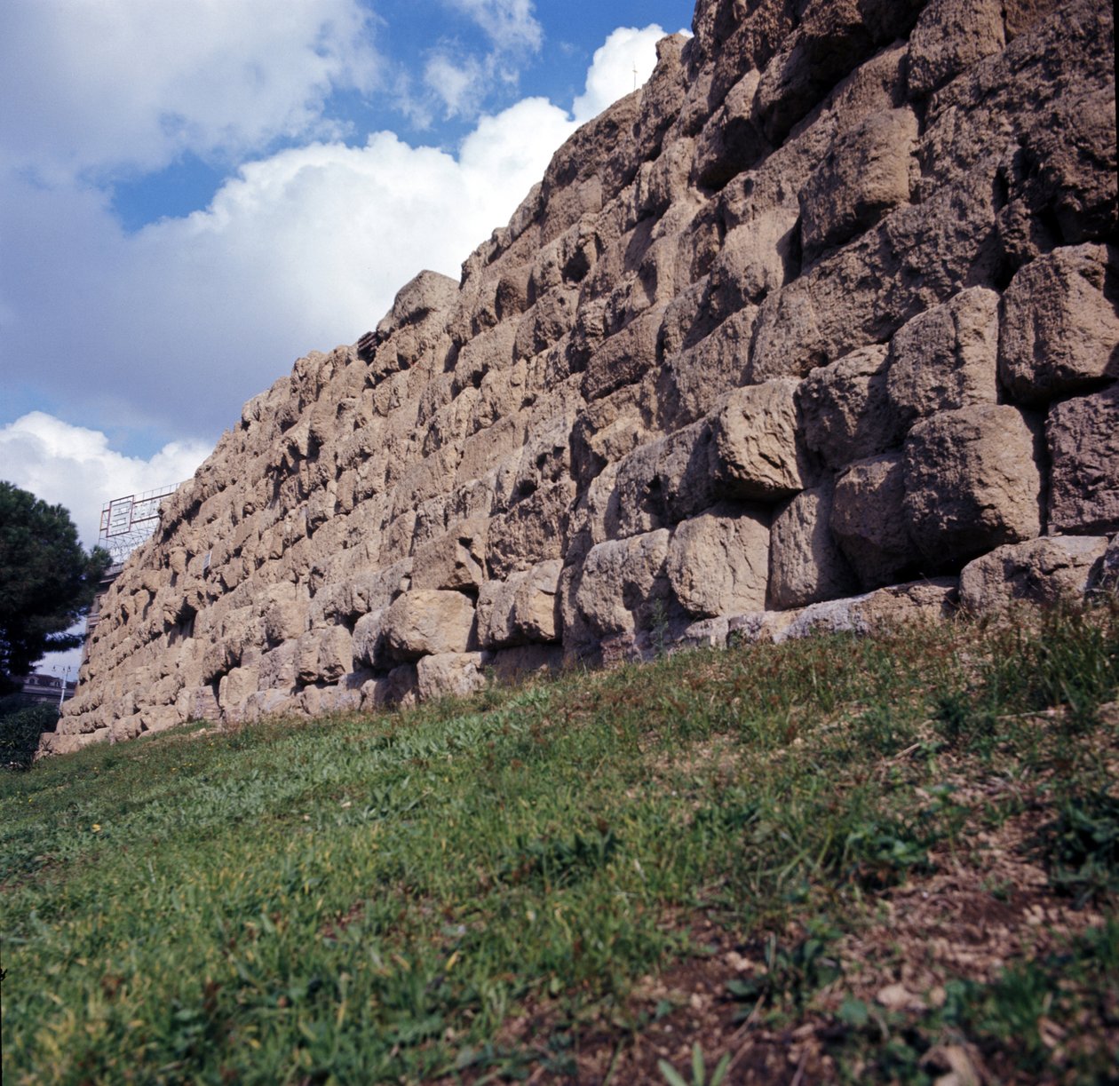 Starożytny Rzym, okres archaiczny: widok ruin muru serbskiego (mural serbski), pierwsza zagroda miasta Rzymu, zbudowana siostra króla Serwiusza Tulliusza. VI wiek p.n.e. Włochy autorstwa Roman