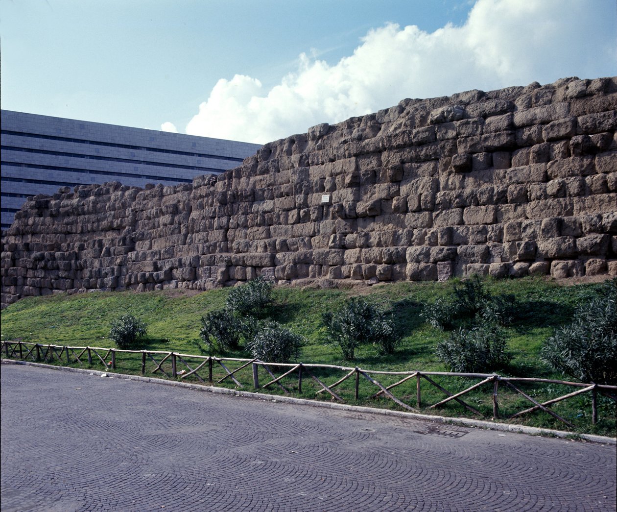 Starożytny Rzym, okres archaiczny: widok ruin muru serbskiego (mural serbski), pierwsza zagroda miasta Rzymu, zbudowana siostra króla Serwiusza Tulliusza. VI wiek p.n.e. Włochy autorstwa Roman