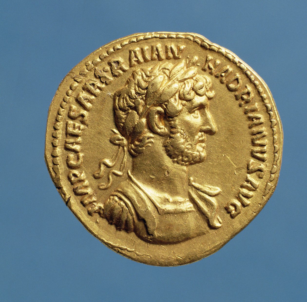 Aureus (awers) Hadriana (AD 117-AD 138) udrapowany, z pancerzem, noszący wieniec laurowy. (złoty) Napis: IMP CAESAR TRAIAN HADIANVS AVG autorstwa Roman