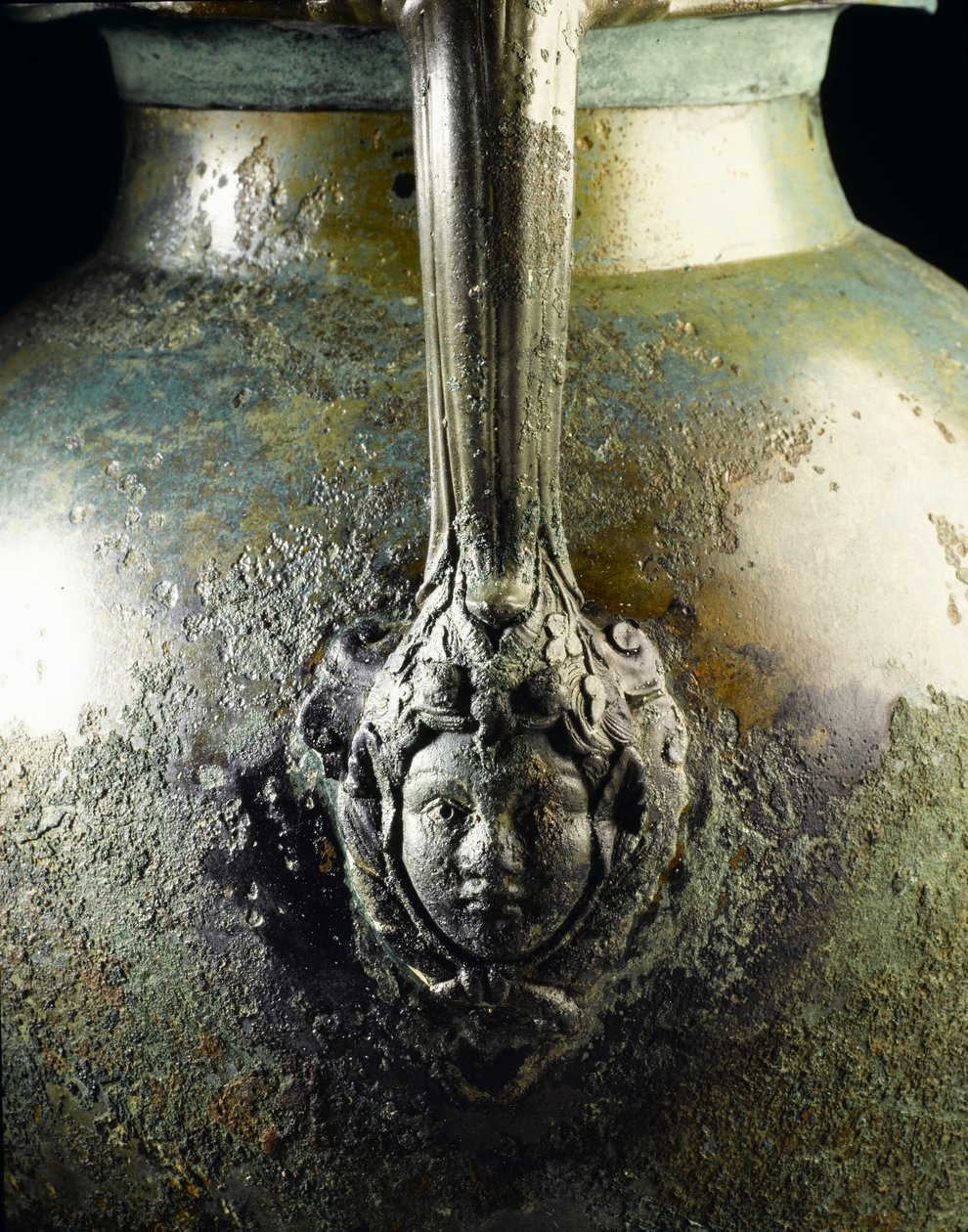 Podstawa uchwytu dzbanka na wino, przedstawiająca głowę Bachusa, z rzymskiego stanowiska w Newstead, Melrose, koniec I wne (brąz) (detal z 193005) autorstwa Roman